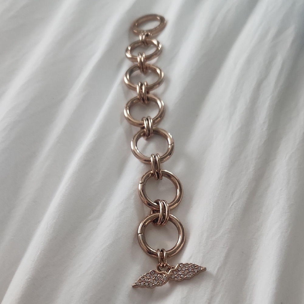 Elegant Gold-Tone Bracelet with Wing Charm